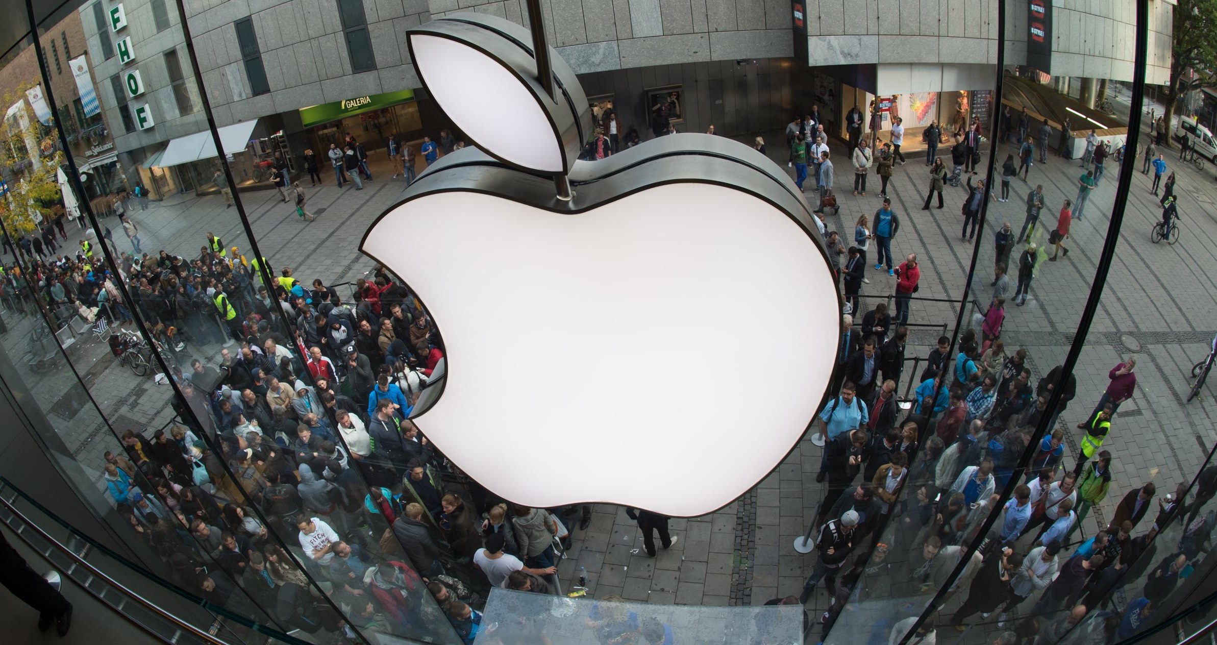 Apple поставила історичний рекорд продажів iPhone і відновила зростання виручки