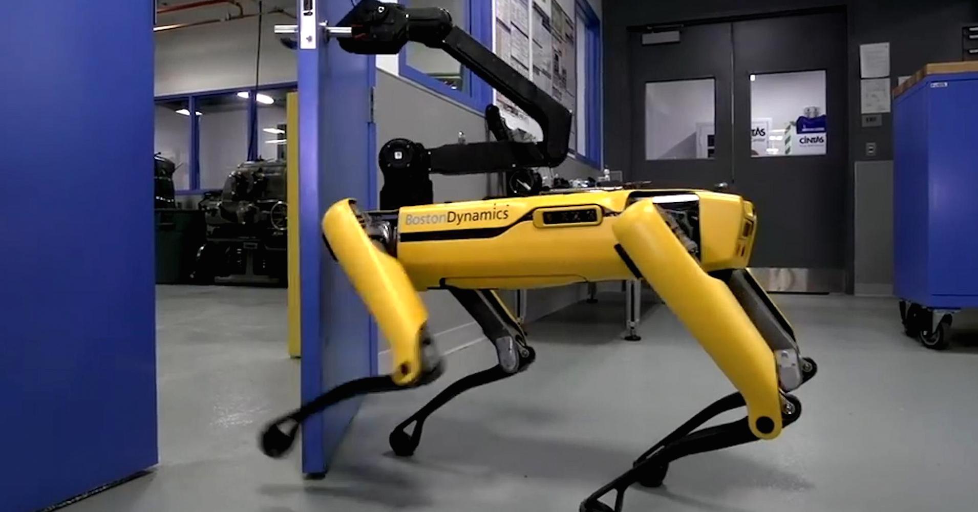 Робот-собака від Boston Dynamics навчився притримувати двері для своїх друзів