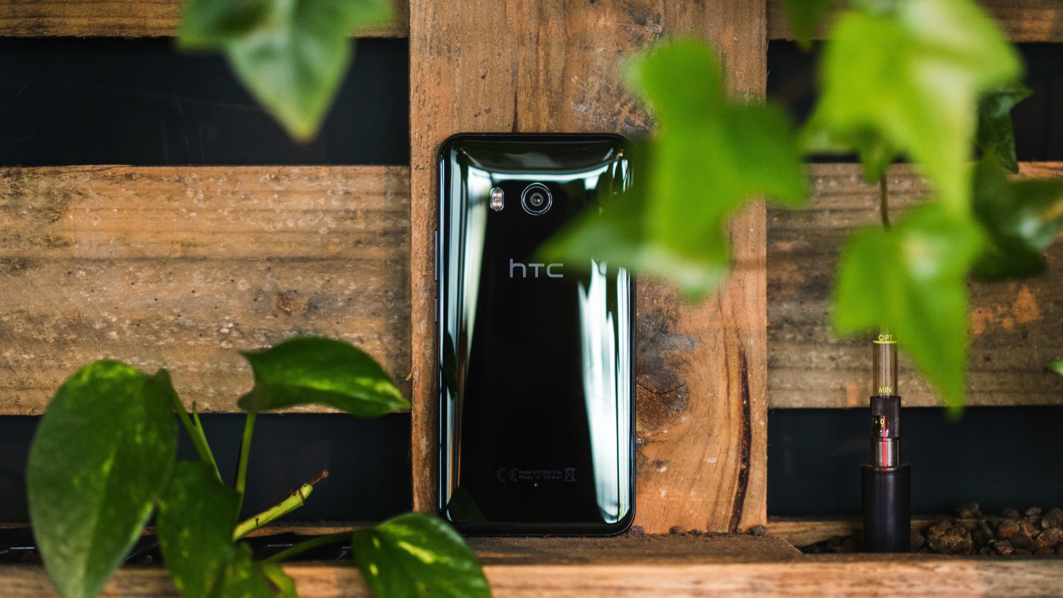 Смартфон HTC U 11 з незвичайною функцією представлений офіційно