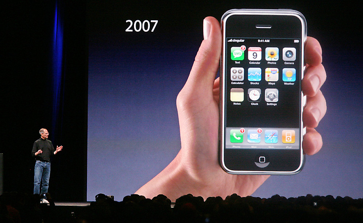 Стів Джобс представляє перший iPhone