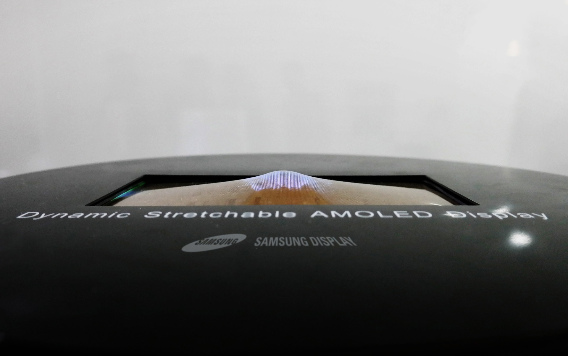 Samsung розробила дисплей, який розтягується і гнеться