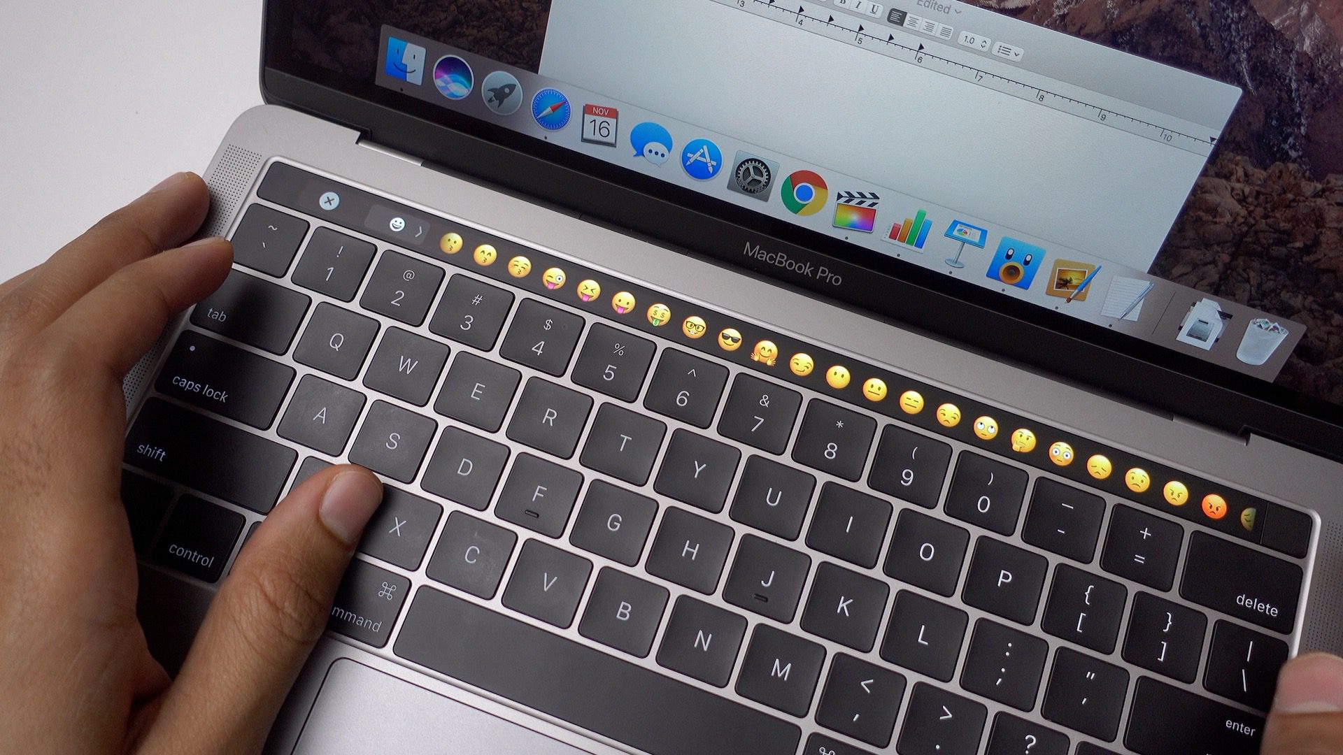 Незвичайні способи використання Touch Bar у новому MacBook Pro